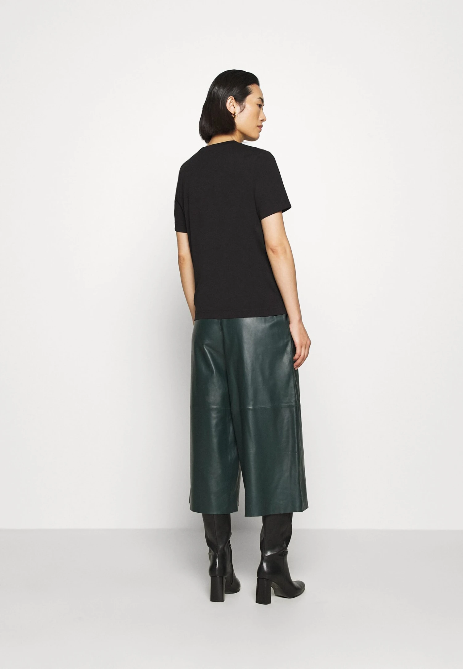 ARKET Basic T-Shirt - Black Dark 3 ARKET Basic T-Shirt - Black Dark - Image 3