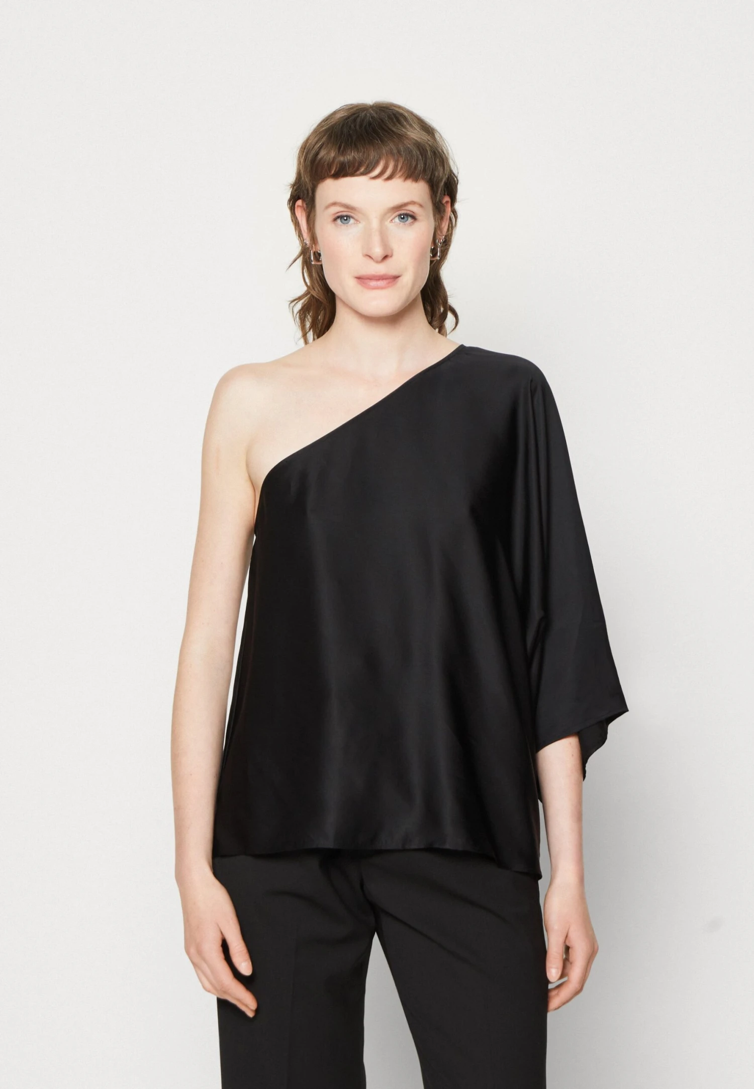 ARKET Hop Assymtric - Blouse - Black 1 ARKET Hop Assymtric - Blouse - Black