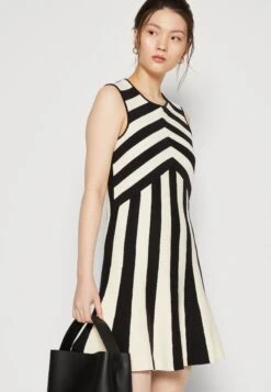 ARKET Jumper Dress - Jumper Dress 9 ARKET Jumper Dress - Jumper Dress -Arket a68d1ae39f2f4bceace200363175860e