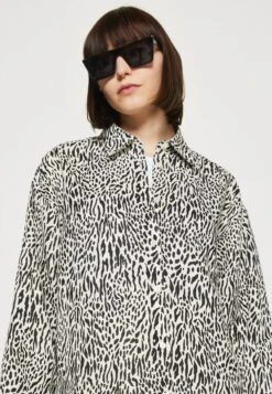 ARKET Button-Down Blouse - Off-White/Black -Arket cfa02c6150be46759b3bb78b49c25e6a